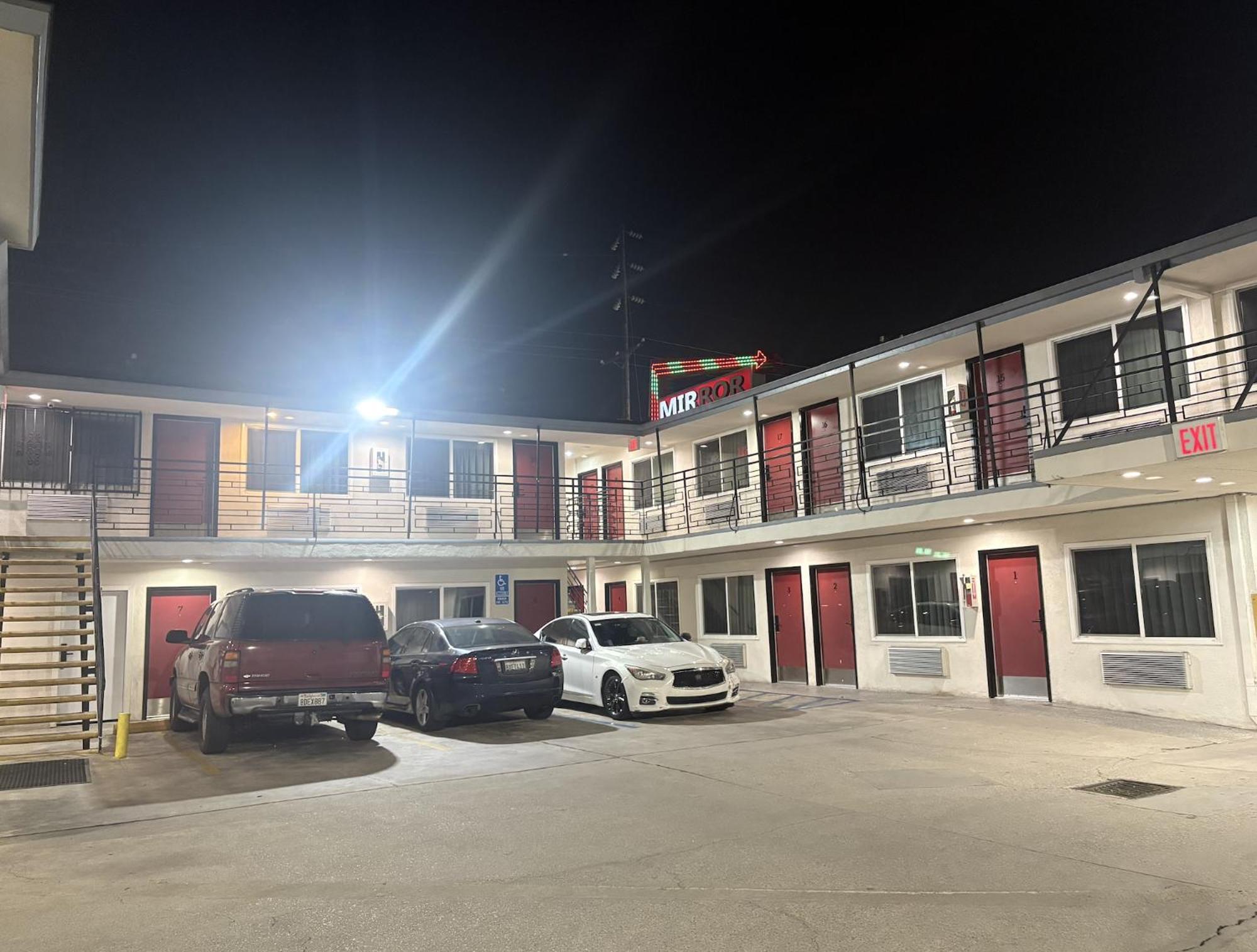 Mirror Motel - Los Angeles — Photos 1